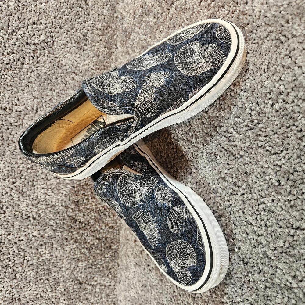 Women's VANS Skull canvas slip-on boat shoes. Size 6
